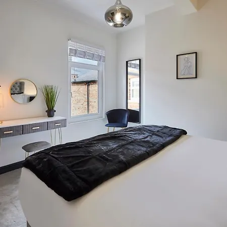 Host & - Darcey House *